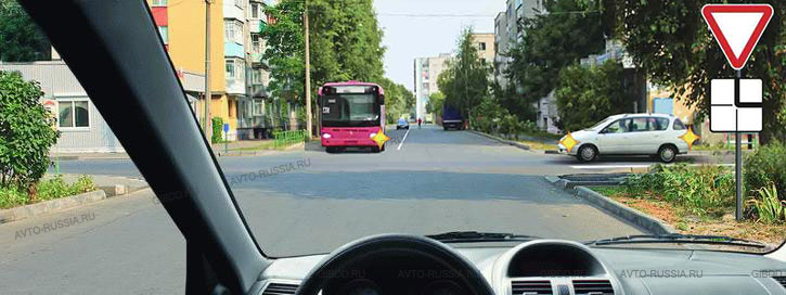 Кому вы обязаны уступить дорогу при повороте налево только автобусу только легковому автомобилю обои